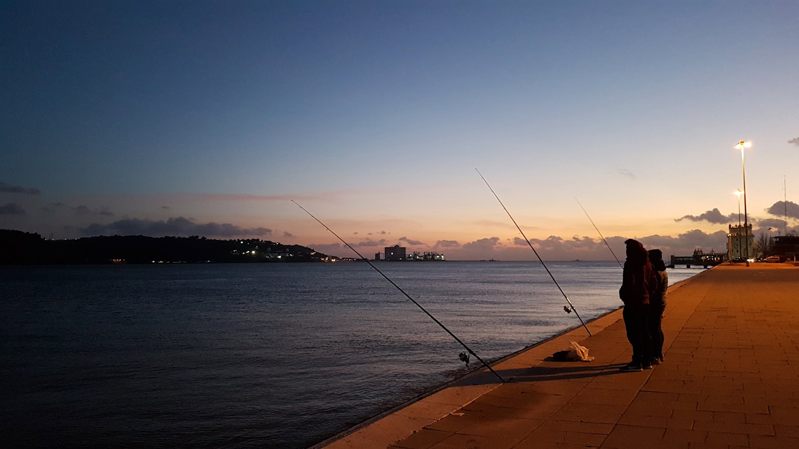 Night Fishing Spots Near Me: Catching Memories and Bass Just Around the Corner